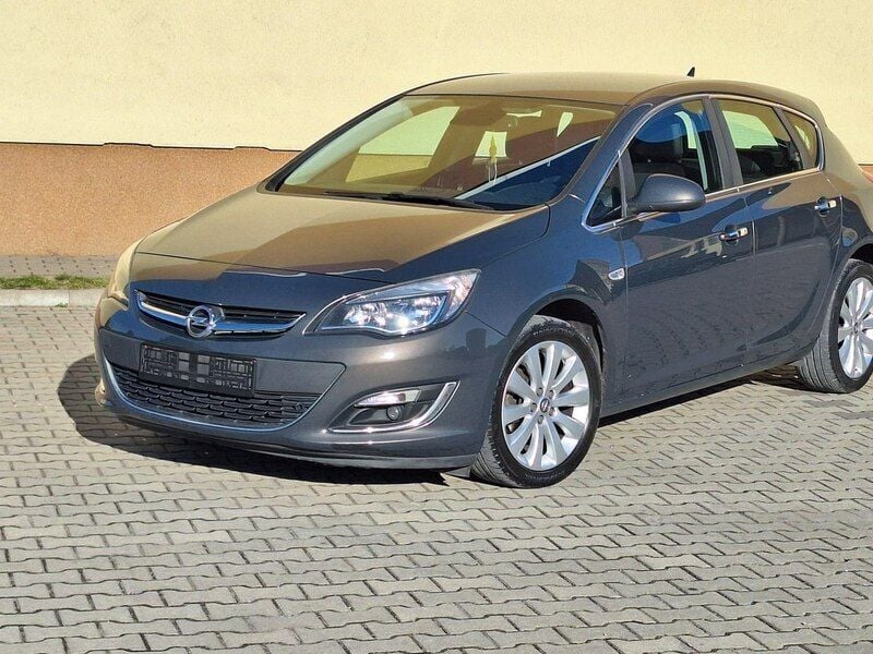Używany Opel Astra Cosmo 100 KM (73 kW) 2013 Inny (metalik) Hatchback