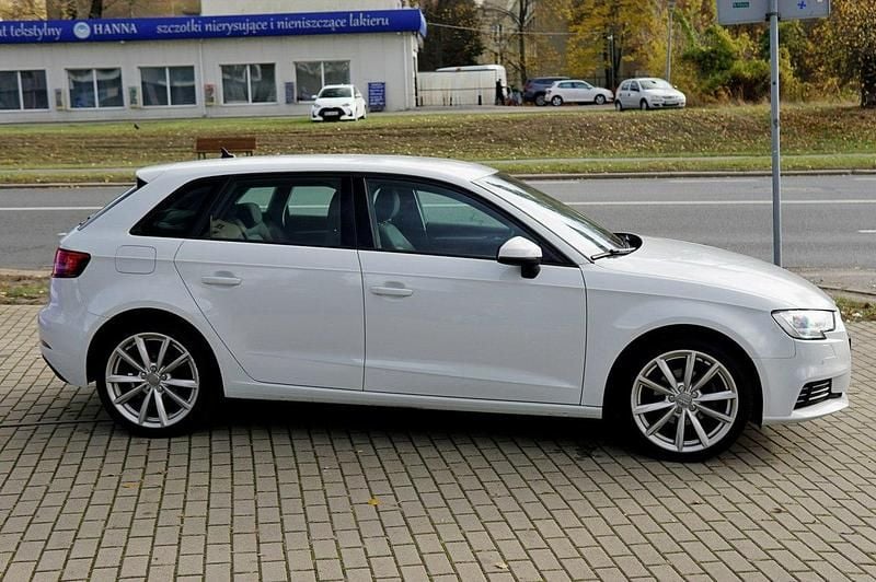 Używany Audi A3 Sportback 150 KM (110 kW) 2020 Biały Hatchback