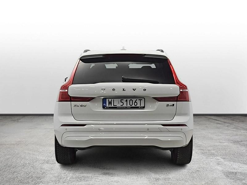 Używany Volvo XC60 Core 197 KM (144 kW) 2022 Biały SUV