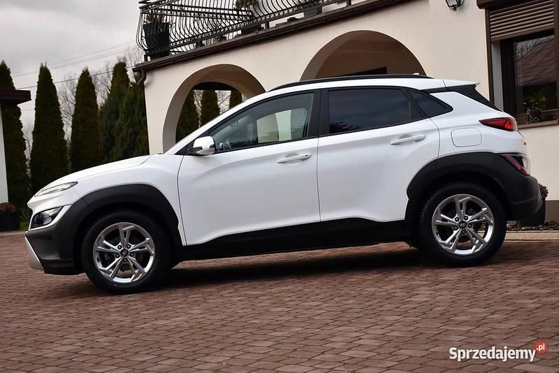 Biały Używany 2022 Hyundai Kona Select SUV | 65 900 zł - Obraz 1/4