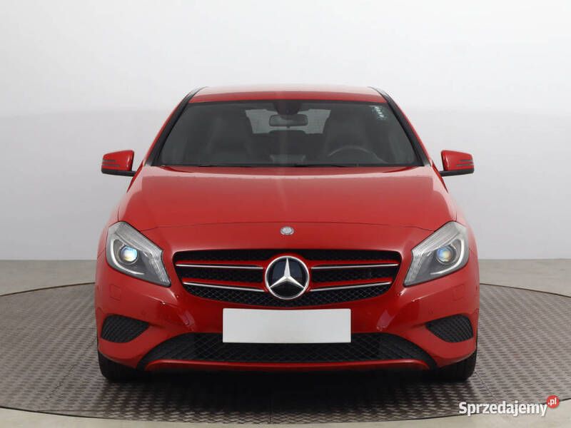 Czerwony Używany 2013 Mercedes A180 Hatchback | 36 999 zł (Uczciwa cena) - Obraz 1/4