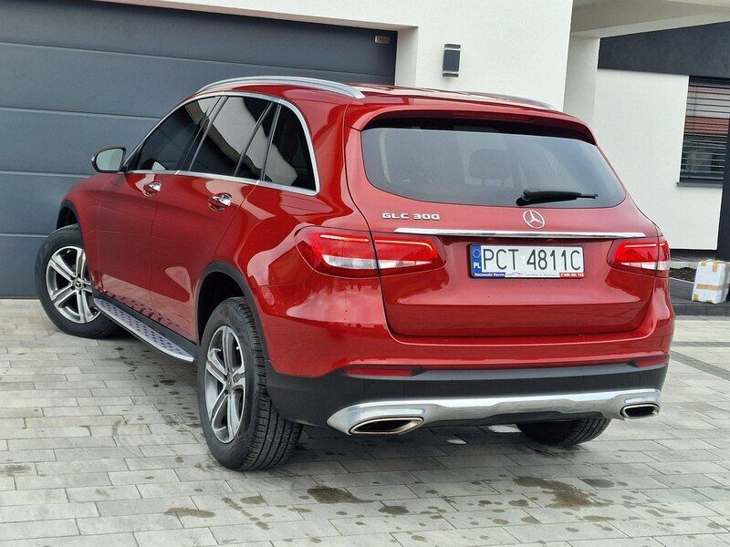 Używany Mercedes GLC300 245 KM (180 kW) 2019 Czerwony SUV