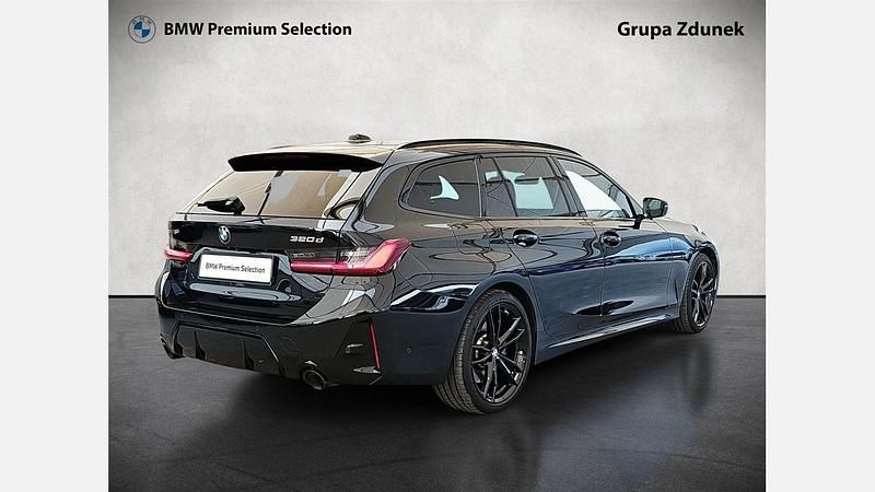 Używany BMW 320 Shadowline 190 KM (139 kW) 2023 Czarny szafir metalizowany Kombi