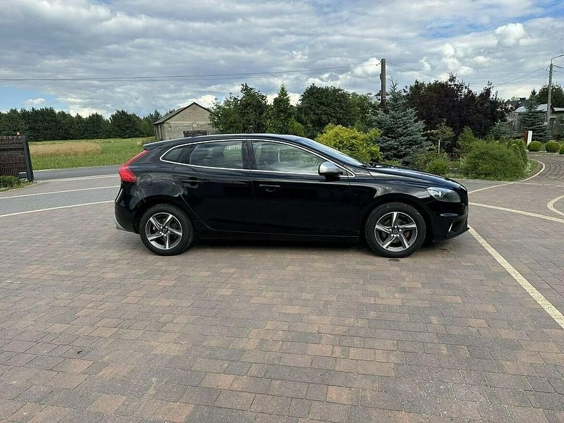 Używany Volvo V40 120 KM (88 kW) 2015 Czarny (metalik) Kombi