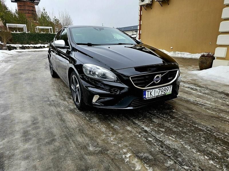 Używany Volvo V40 R-Design 120 KM (88 kW) 2014 Czarny (metalik) Hatchback