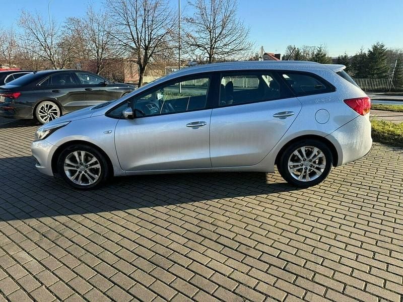 Używany Kia Ceed 90 KM (66 kW) 2013 Srebrny Hatchback