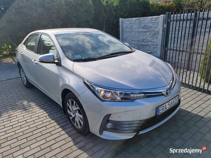 Używany Toyota Corolla 132 KM (97 kW) 2017 Srebrny Sedan/Limuzyna