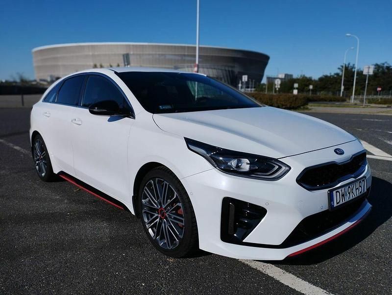 Biały Używany 2020 Kia ProCeed GT Hatchback | 99 000 zł (Uczciwa cena) - Obraz 1/4