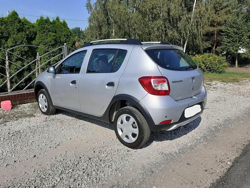 Używany Dacia Sandero Stepway 90 KM (66 kW) 2014 Srebrny Hatchback
