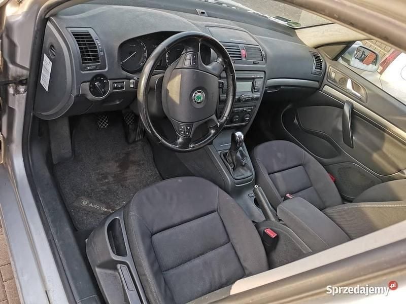 Srebrny Używany 2004 Skoda Octavia Hatchback | 6000 zł (Uczciwa cena) - Obraz 1/4