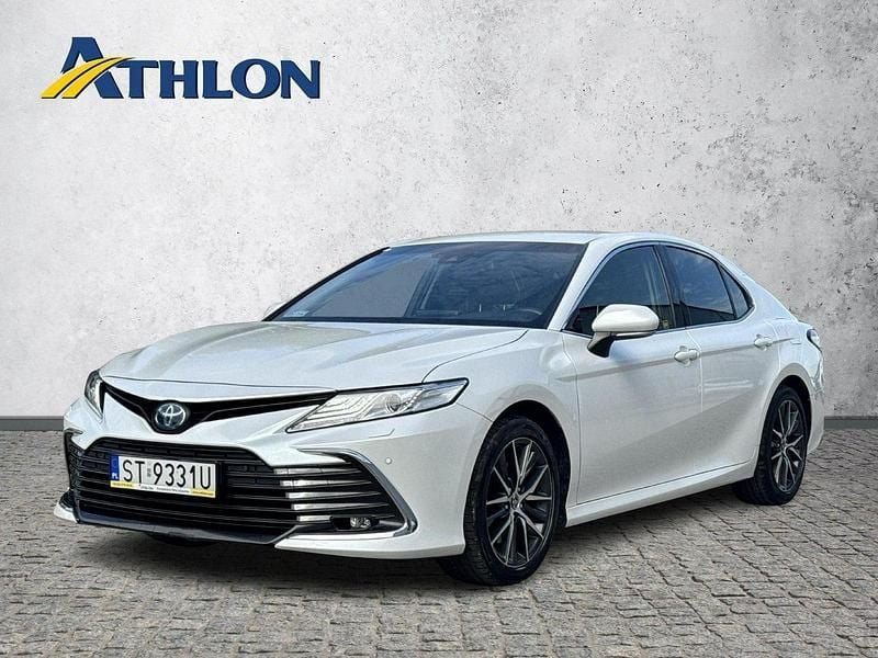 Biały Używany 2021 Toyota Camry Sedan/Limuzyna | 114 600 zł (Uczciwa cena) - Obraz 1/4