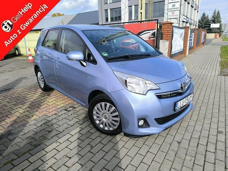 Niebieski jasny (metalik, perła) Używany 2014 Toyota Verso-S Kombi | 28 900 zł - Obraz 1/4