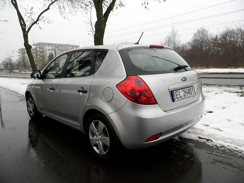 Używany Kia Ceed 109 KM (80 kW) 2009 Srebrny Hatchback