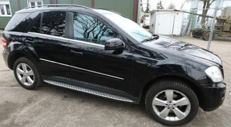 Czarny Używany 2011 Mercedes ML350 SUV | 57 000 zł - Obraz 1/4
