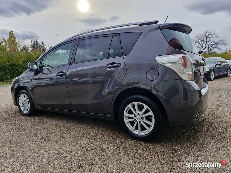 Różowy Używany 2012 Toyota Verso Minivan | 33 900 zł (Uczciwa cena) - Obraz 1/4