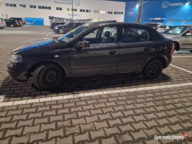 Czarny Używany 1999 Opel Astra Hatchback | 3000 zł (Dobra cena) - Obraz 1/4