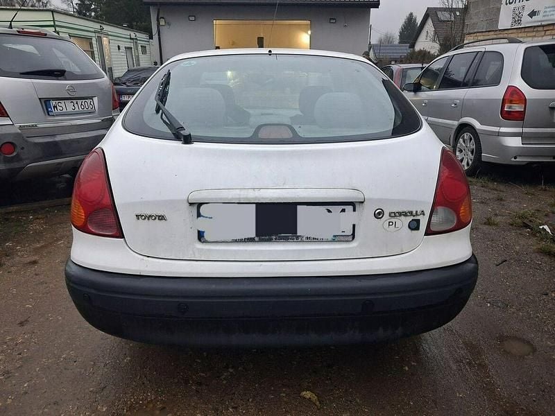 Używany Toyota Corolla 90 KM (66 kW) 2000 Biały Hatchback