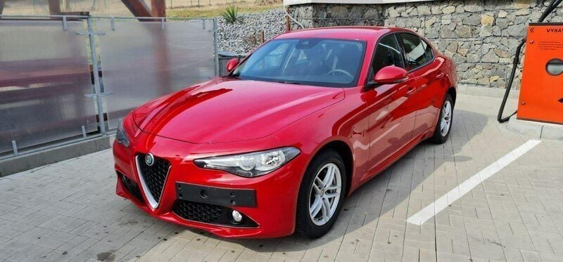Używany Alfa Romeo Giulia 180 KM (132 kW) 2016 Czerwony Sedan/Limuzyna