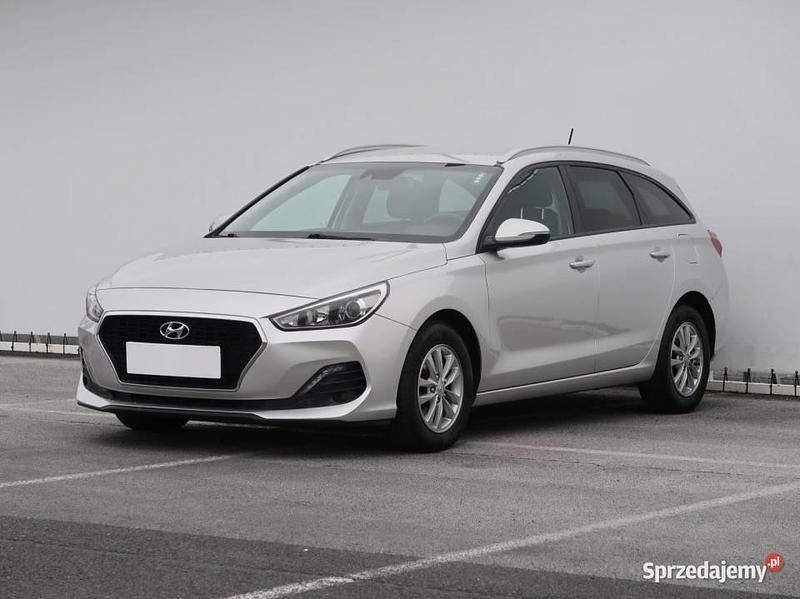 Używany Hyundai i30 120 KM (88 kW) 2019 Srebrny Kombi