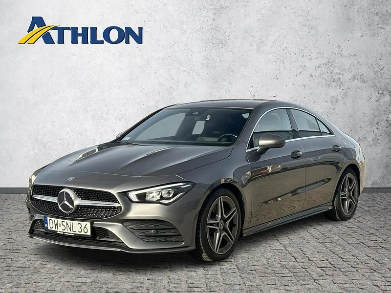 Szary (metalik) Używany 2021 Mercedes CLA200 Sedan/Limuzyna | 134 600 zł (Uczciwa cena) - Obraz 1/4