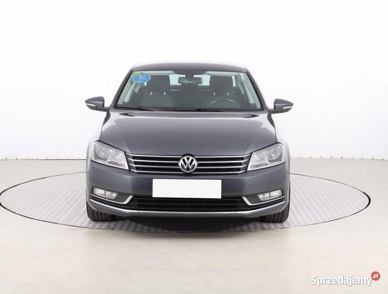 Szary Używany 2013 VW Passat Sedan/Limuzyna | 35 999 zł (Uczciwa cena) - Obraz 1/4