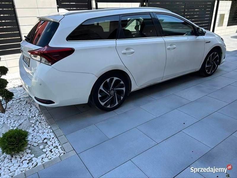 Biały Używany 2015 Toyota Auris Hybrid Comfort Kombi | 32 500 zł - Obraz 1/2