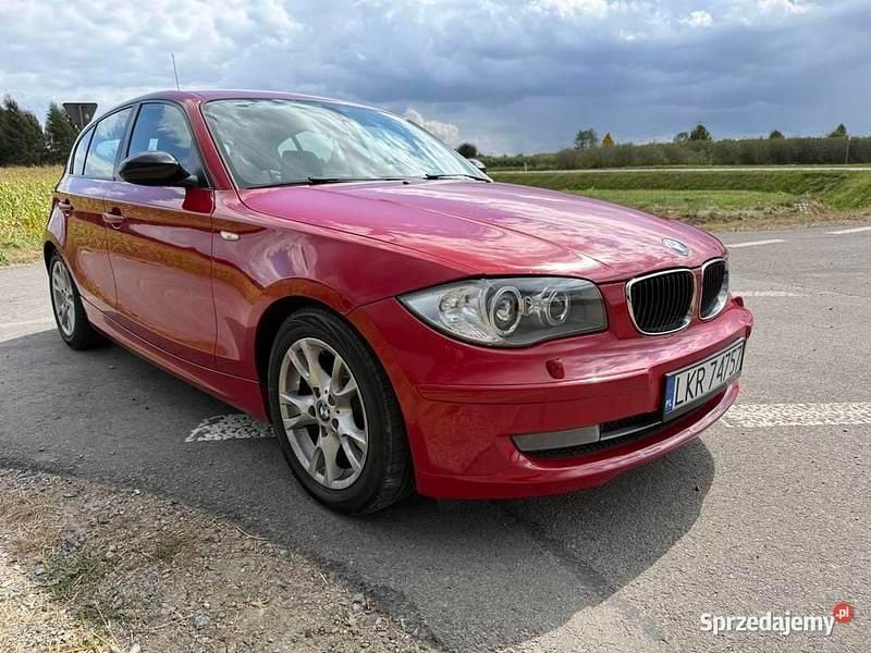 Czerwony Używany 2008 BMW 118 Hatchback | 14 900 zł (Uczciwa cena) - Obraz 1/4