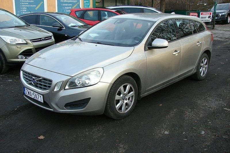 Używany Volvo V60 115 KM (84 kW) 2013 Srebrny Kombi