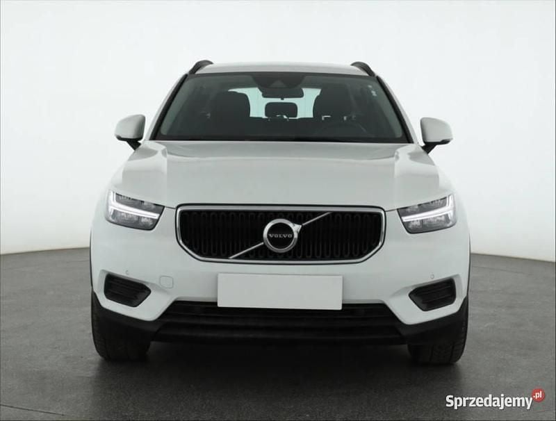 Biały Używany 2020 Volvo XC40 SUV | 98 499 zł (Super Cena) - Obraz 1/4