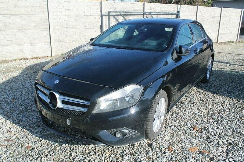 Czarny Używany 2013 Mercedes A200 Hatchback | 22 900 zł - Obraz 1/4