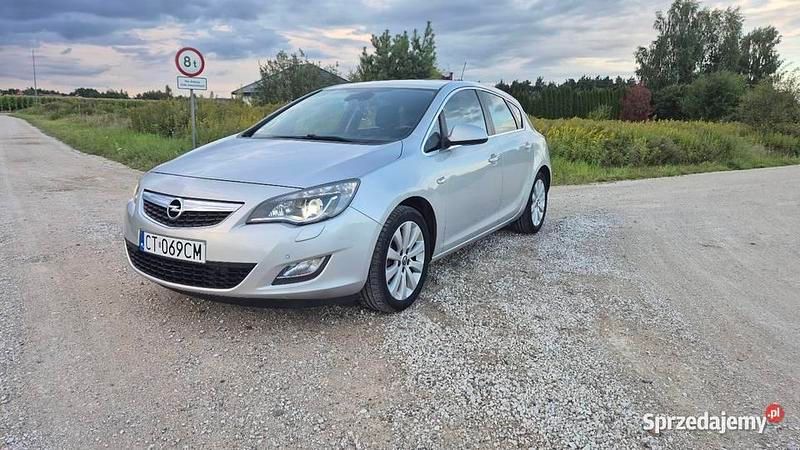 Srebrny Używany 2010 Opel Astra Cosmo Sedan/Limuzyna | 18 900 zł (Uczciwa cena) - Obraz 1/4