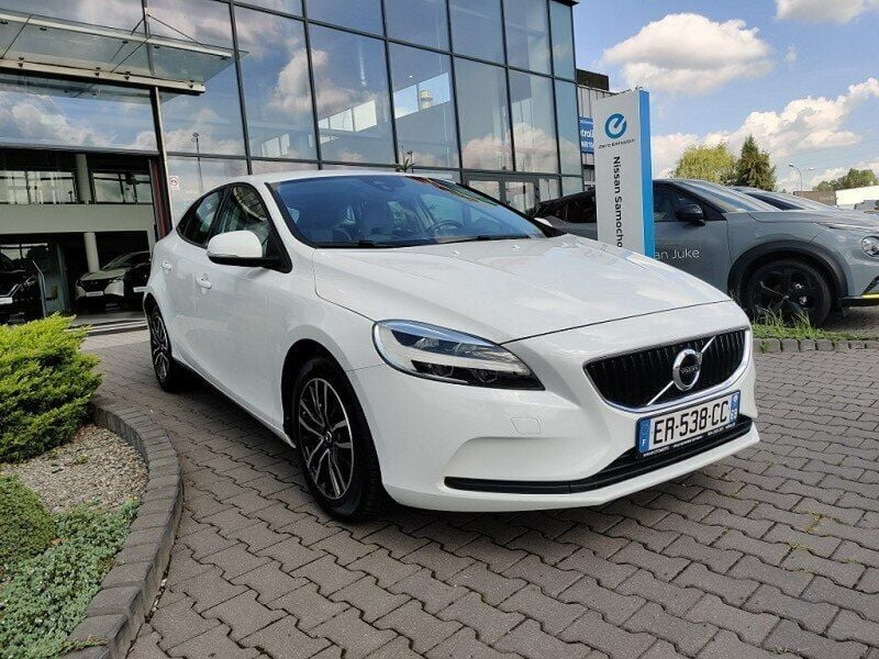 Używany Volvo V40 Momentum 150 KM (110 kW) 2017 Biały Kombi