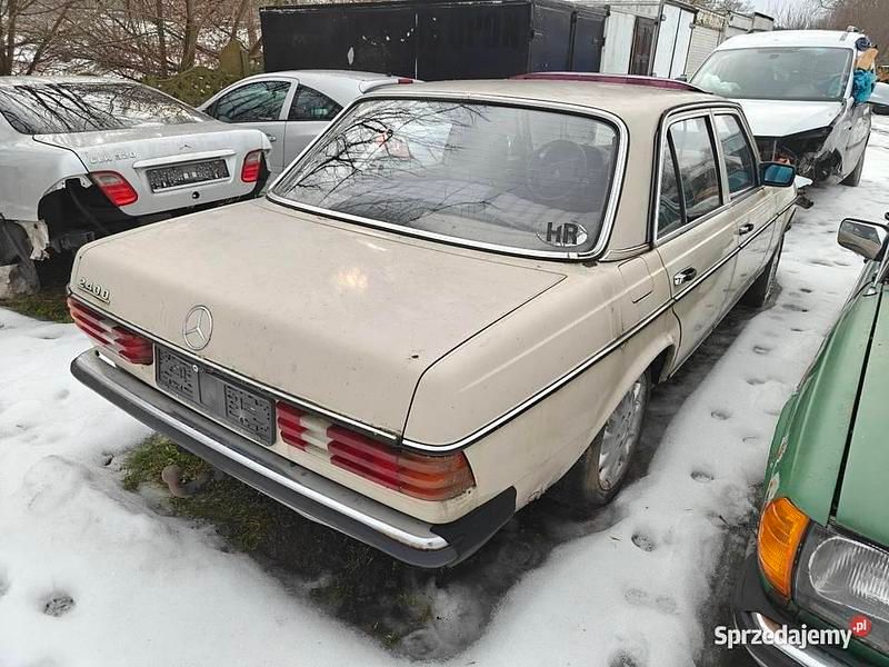Używany Mercedes 240 1984 Sedan/Limuzyna