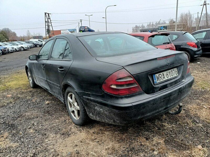 Używany Mercedes E220 102 KM (75 kW) 2005 Czarny Sedan/Limuzyna