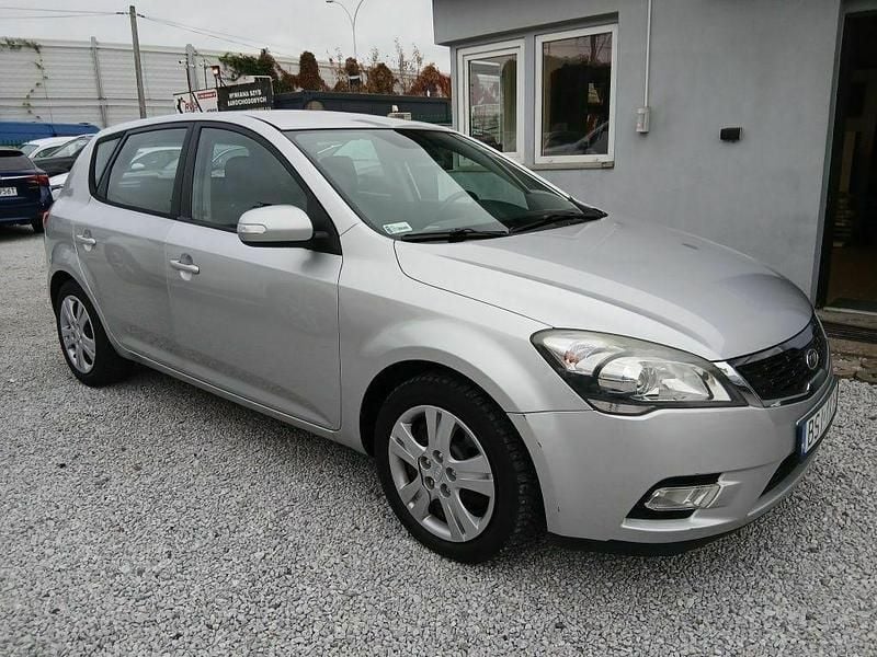 Srebrny Używany 2010 Kia Ceed Hatchback | 11 900 zł (Uczciwa cena) - Obraz 1/4