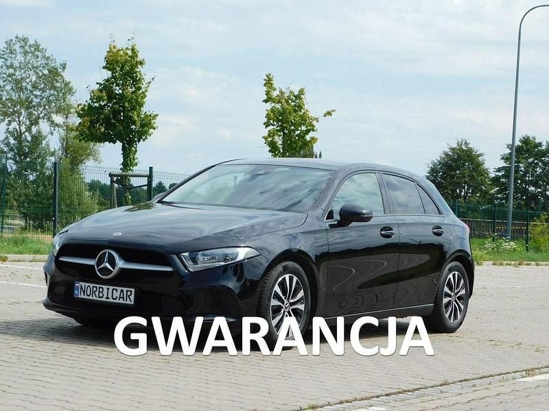 Czarny (metalik) Używany 2022 Mercedes A180 Hatchback | 74 444 zł (Super Cena) - Obraz 1/4