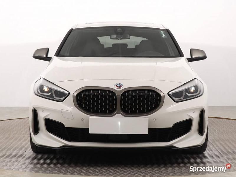 Biały Używany 2023 BMW M135 Hatchback | 157 999 zł - Obraz 1/4
