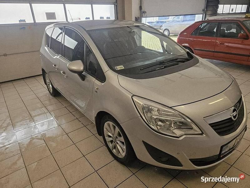 Srebrny Używany 2012 Opel Meriva Minivan | 23 900 zł (Uczciwa cena) - Obraz 1/4