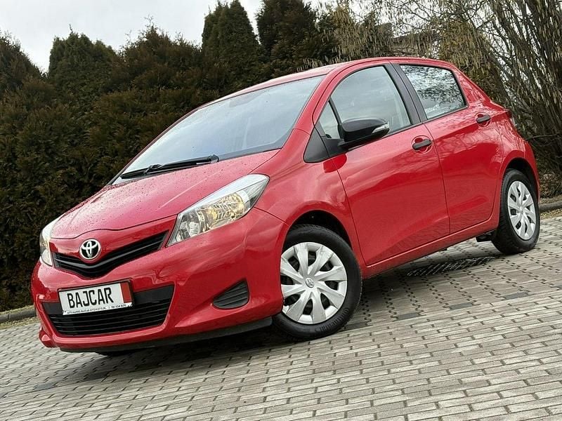 Używany Toyota Yaris 69 KM (50 kW) 2013 Czerwony (metalik) Hatchback