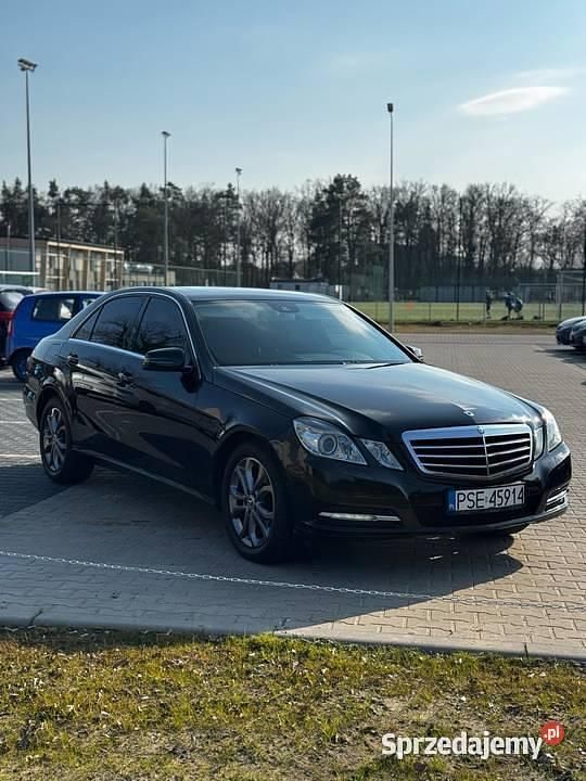 Czarny Używany 2012 Mercedes E300 Sedan/Limuzyna | 45 900 zł - Obraz 1/4