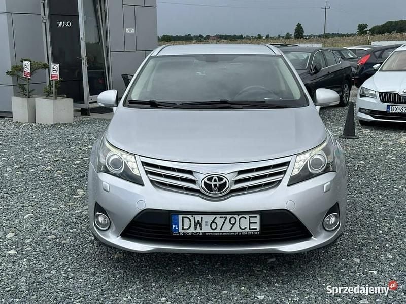 Srebrny Używany 2013 Toyota Avensis Kombi | 33 900 zł (Uczciwa cena) - Obraz 1/4