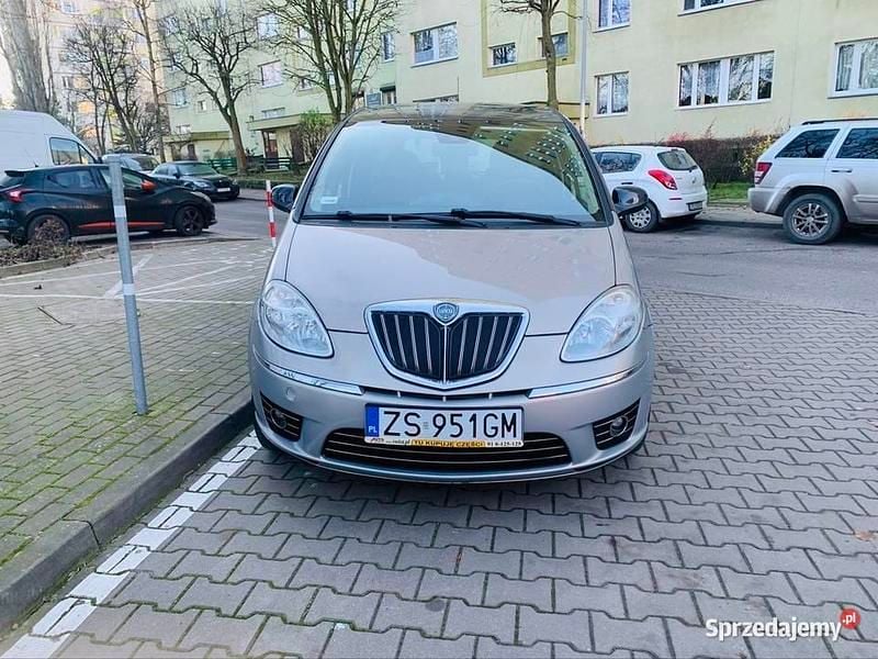 Złoty Używany 2010 Lancia Musa Minivan | 14 999 zł - Obraz 1/4