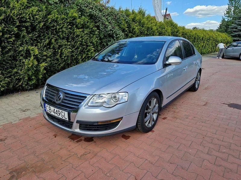 Srebrny Używany 2005 VW Passat Sedan/Limuzyna | 9300 zł (Uczciwa cena) - Obraz 1/4