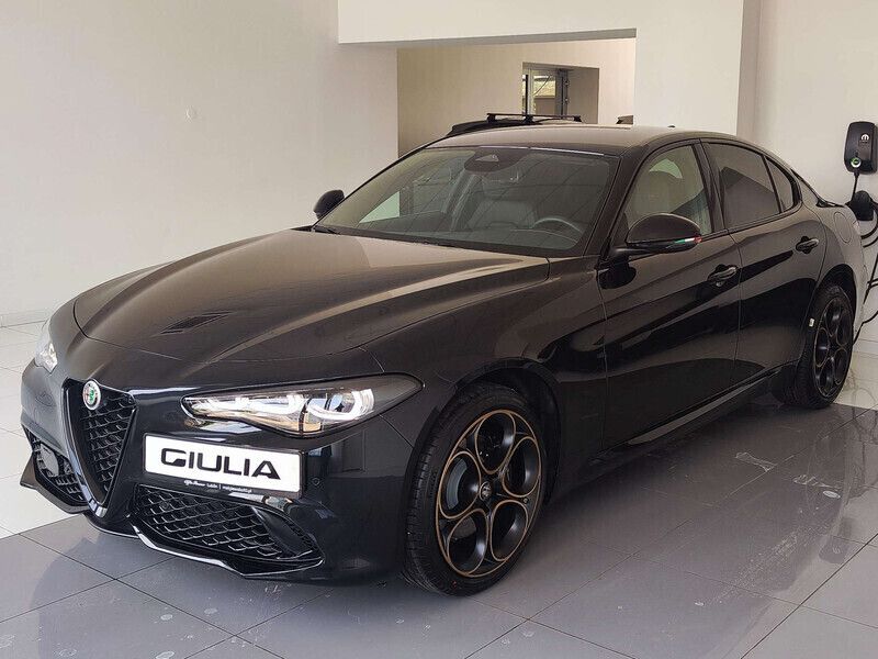 Lakier metalizowany volcano black Nowe 2025 Alfa Romeo Giulia Veloce Sedan/Limuzyna | 225 220 zł (Uczciwa cena) - Obraz 1/4