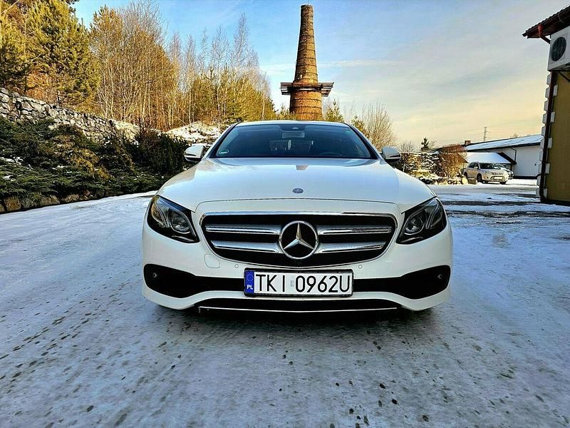 Używany Mercedes E220 195 KM (143 kW) 2016 Biały Sedan/Limuzyna