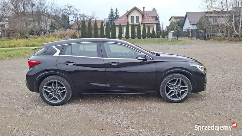 Używany Infiniti Q30 2016 Czarny Hatchback