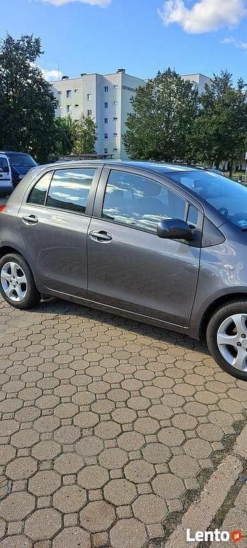 Szary Używany 2009 Toyota Yaris Hatchback | 15 000 zł (Uczciwa cena) - Obraz 1/4