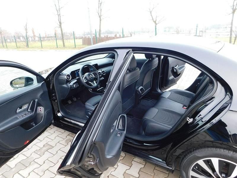Używany Mercedes A180 116 KM (85 kW) 2020 Czarny Sedan/Limuzyna