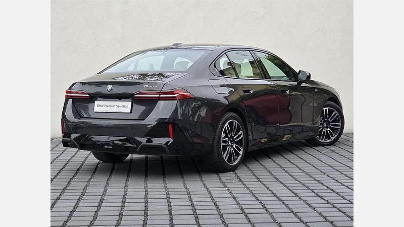 Używany BMW 520 Shadowline 197 KM (144 kW) 2024 Szary sophisto z brylantowym połyskiem metalizowany Sedan/Limuzyna