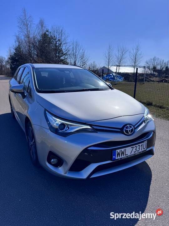 Srebrny Używany 2015 Toyota Avensis Kombi | 38 900 zł (Uczciwa cena) - Obraz 1/4
